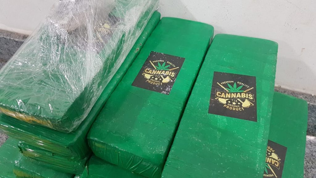 PM prende casal em flagrante com 14 kg de maconha em Corbélia
