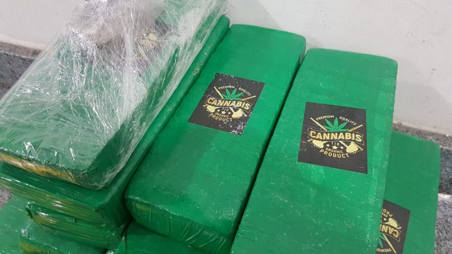 PM prende casal em flagrante com 14 kg de maconha em Corbélia