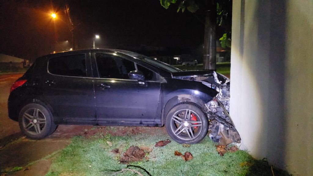 Peugeot 308 atinge placa de sinalização e derruba muro de residência no bairro Parque Verde