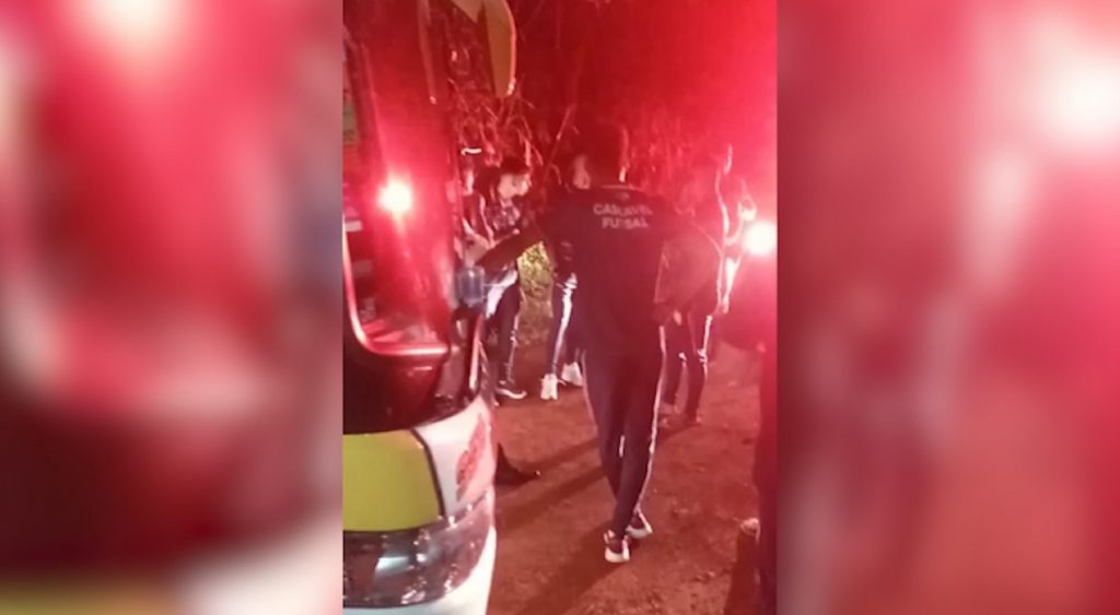 Ônibus da delegação do Cascavel Futsal é abordado a tiros durante assalto próximo a Maringá