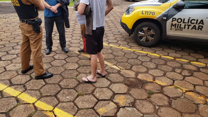 Após não pagar parcelas, homem troca placas do veículo para confundir oficial, mas questão vira caso de polícia