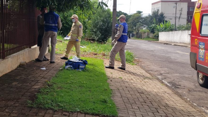 Após discussão, homem dá soco em vidro, se corta e tem grande sangramento