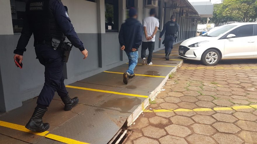 Jovens são flagrados consumindo drogas no Terminal Leste e são encaminhados à Delegacia