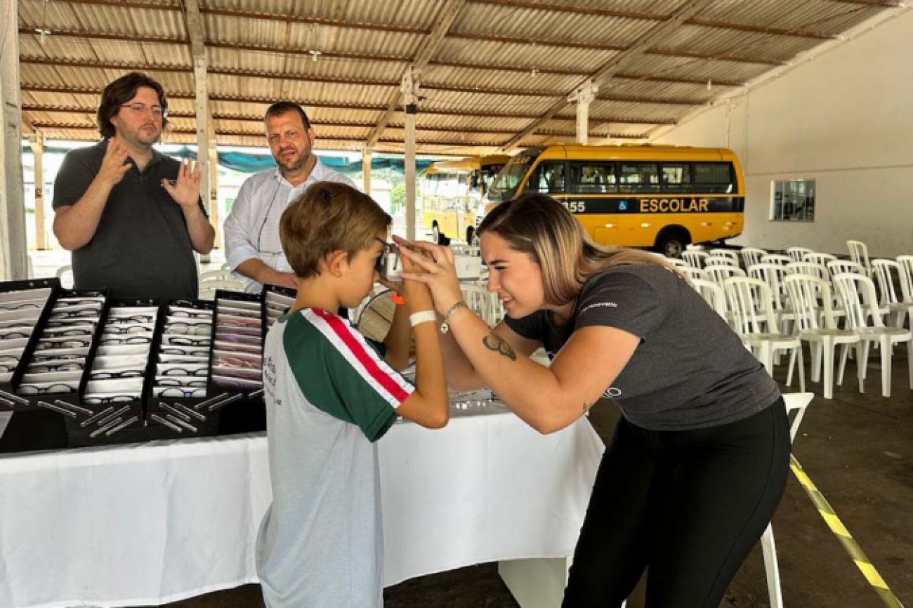 Vereador busca convênio para garantir óculos gratuitos a alunos da rede pública em Cascavel Vereador busca convênio para garantir óculos gratuitos a alunos da rede pública em Cascavel