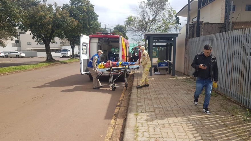 Homem sofre convulsão em ponto de ônibus e é socorrido pelo Siate após bater a cabeça