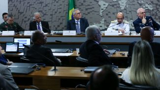 Múcio defende que militar para entrar na política deve deixar a Força