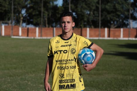 Meia-Atacante Cadu assina contrato profissional com o Cascavel Imagem referente a Meia-Atacante Cadu assina contrato profissional com o Cascavel