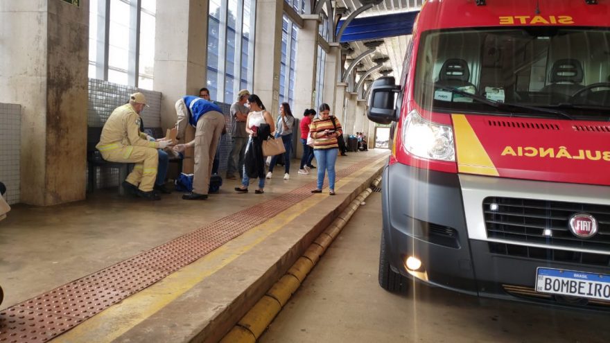 Adolescente fica ferida ao descer do ônibus no Terminal Leste