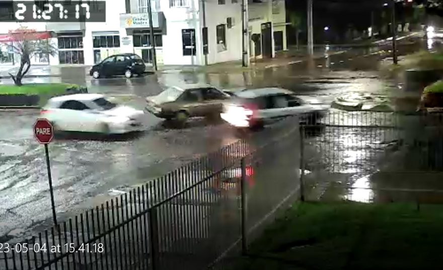 Câmera flagra forte acidente de trânsito envolvendo três veículos na Avenida Carlos Gomes