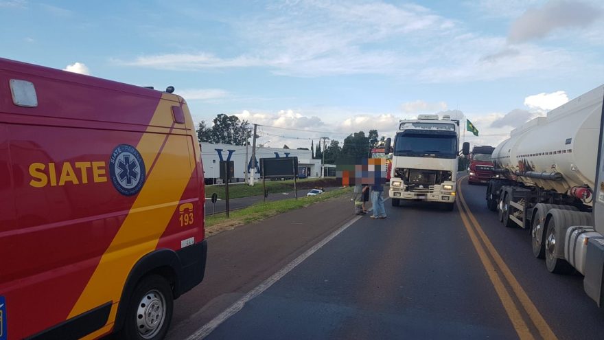 Homem fica em estado grave após ser atropelado por caminhão na BR-277
