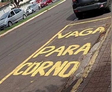 Imagem referente a Cansado de avisar motoristas, morador escreve “vaga para corno” em frente à garagem de casa