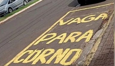 Imagem referente a Cansado de avisar motoristas, morador escreve “vaga para corno” em frente à garagem de casa