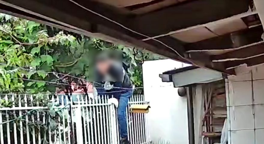 Câmera flagra invasão a residência no Consolata