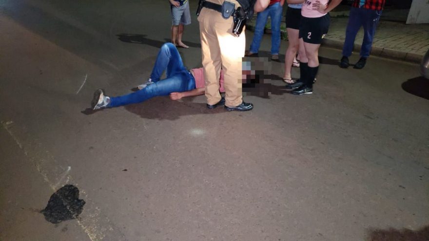 Randandan! Motociclista empina moto na frente da PM e derruba passageiro no Brasmadeira