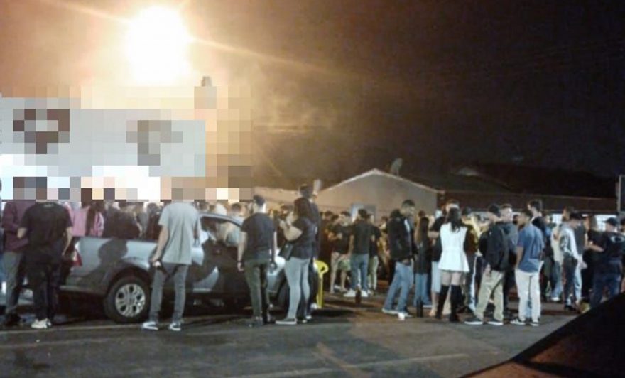 Vídeo: Internautas mostram jovens dificultando tráfego de veículos na Rua Bororós