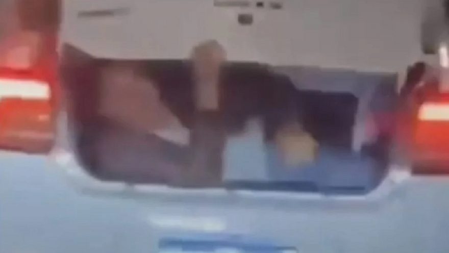 Vídeo: Motorista é feito de refém e pede ajuda de dentro de porta-malas de carro