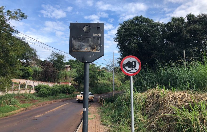 Radar é vandalizado e prejudica motoristas na rua Indira Gandhi