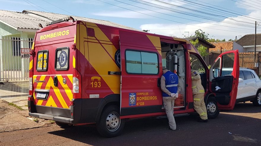 Mulher sofre fratura no pé após ser atingida por portão no Santa Felicidade
