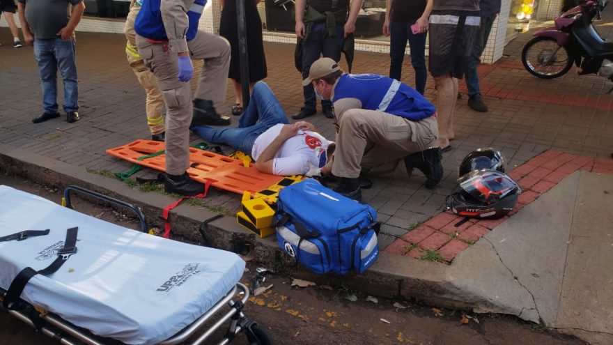 Motociclista fica ferido em acidente com caminhão no Centro