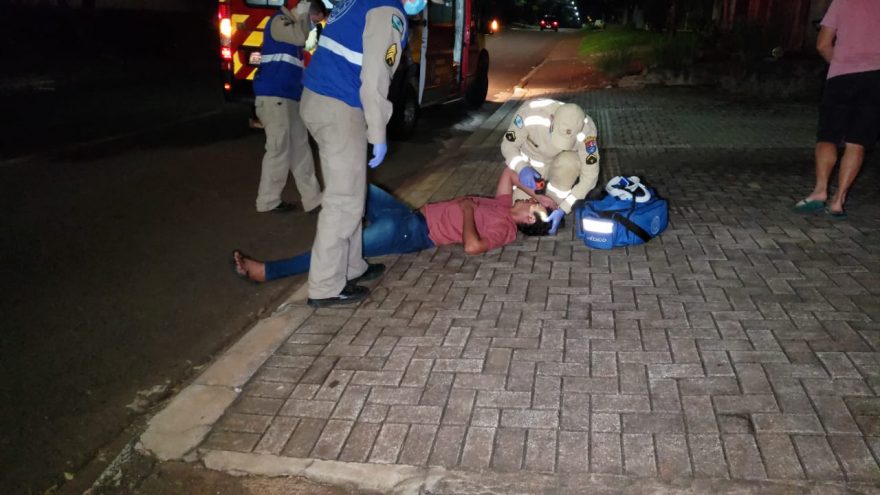 Homem fica ferido ao ser atropelado por veículo na Rua Tupinambás