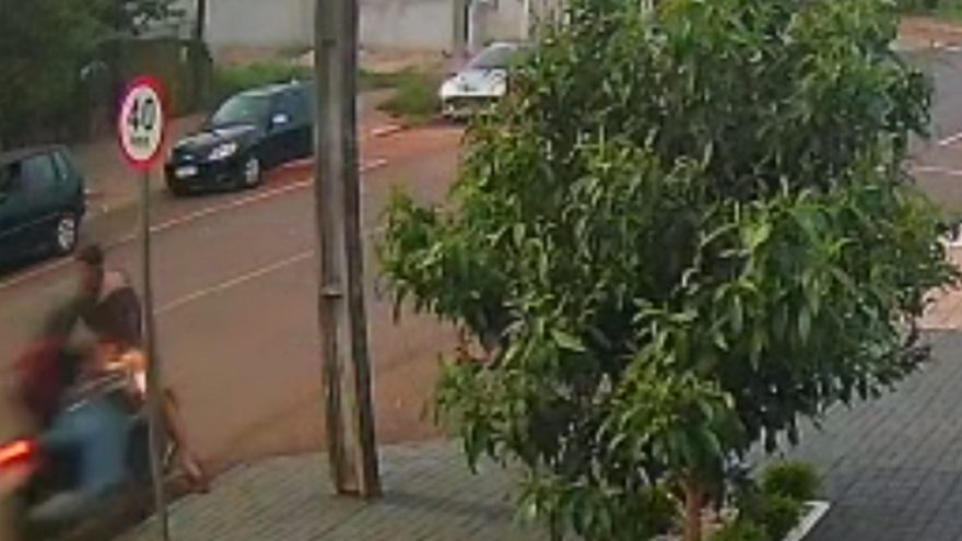 Câmera de segurança registra acidente em que ciclista ficou ferido no Presidente