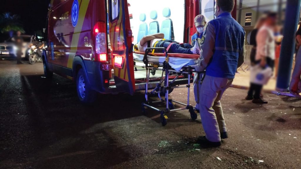 Homem cai de costas na escada e tem suspeita de fratura durante evento