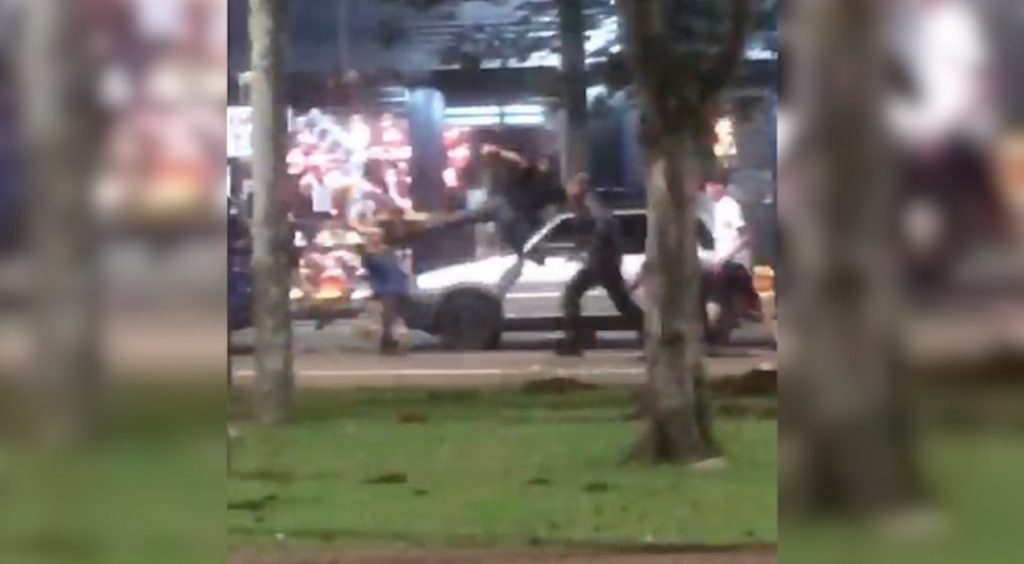 Vídeo mostra momento que jovem é baleado durante briga na região central da cidade