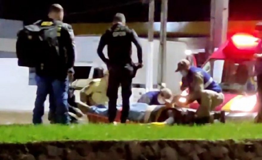 Rapaz é socorrido pelo Siate após ser agredido na Avenida Carlos Gomes
