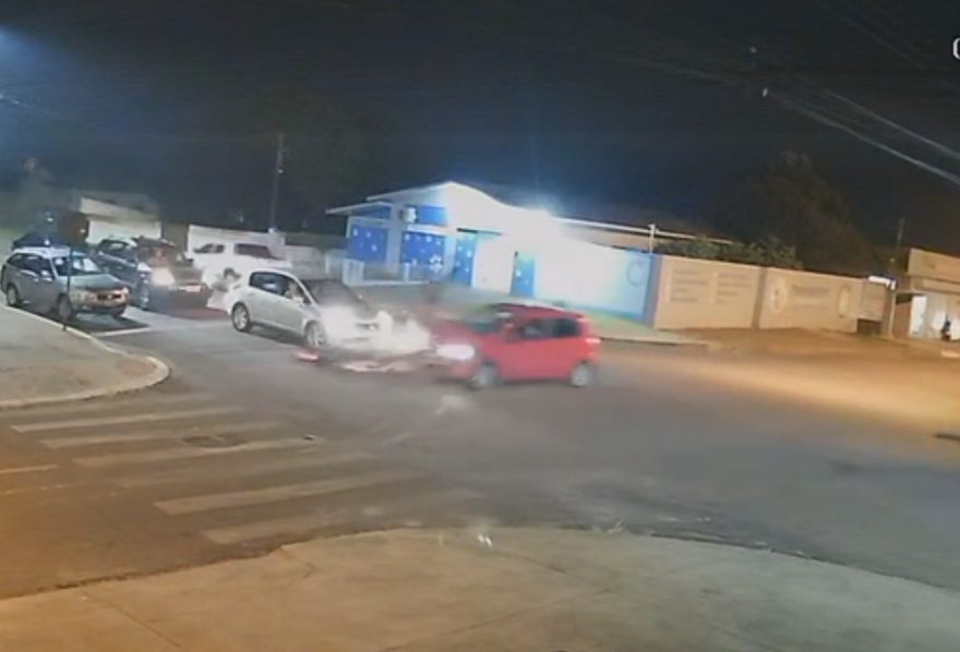 Vídeo mostra forte colisão entre carro e moto no Bairro Brasília