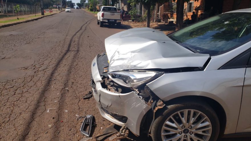 Caminhonete e carro se envolvem em forte colisão na Rua Jacarezinho