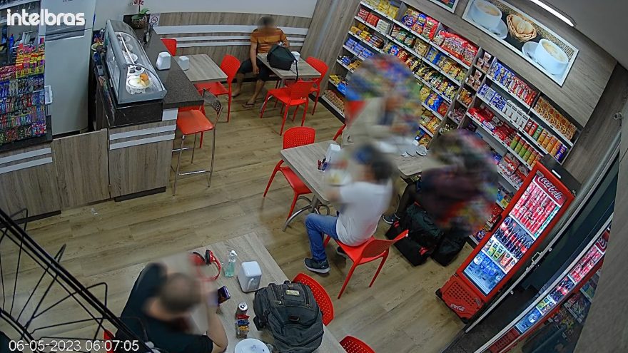 Homem encontra celular em lanchonete e é detido por não querer devolvê-lo à dona