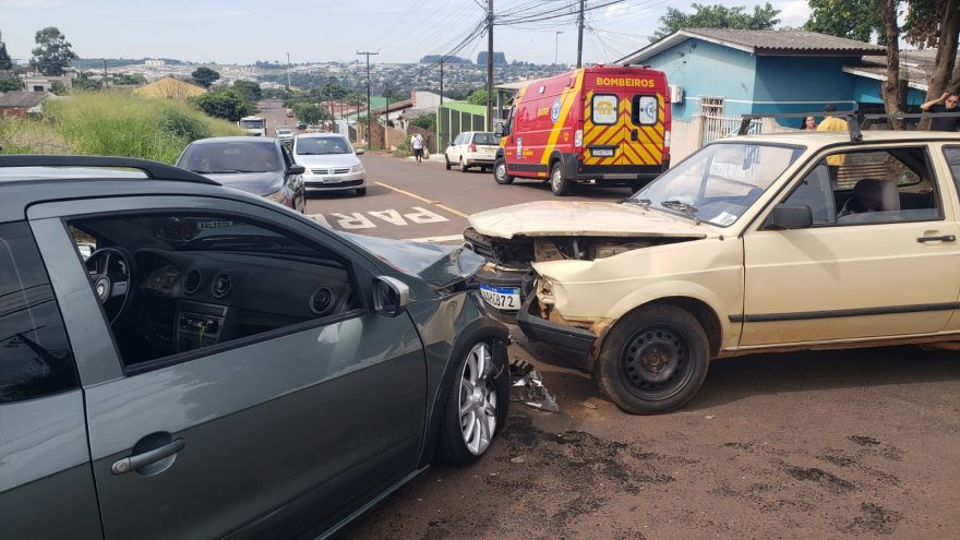 Mulher fica ferida em colisão frontal no Bairro Brasília