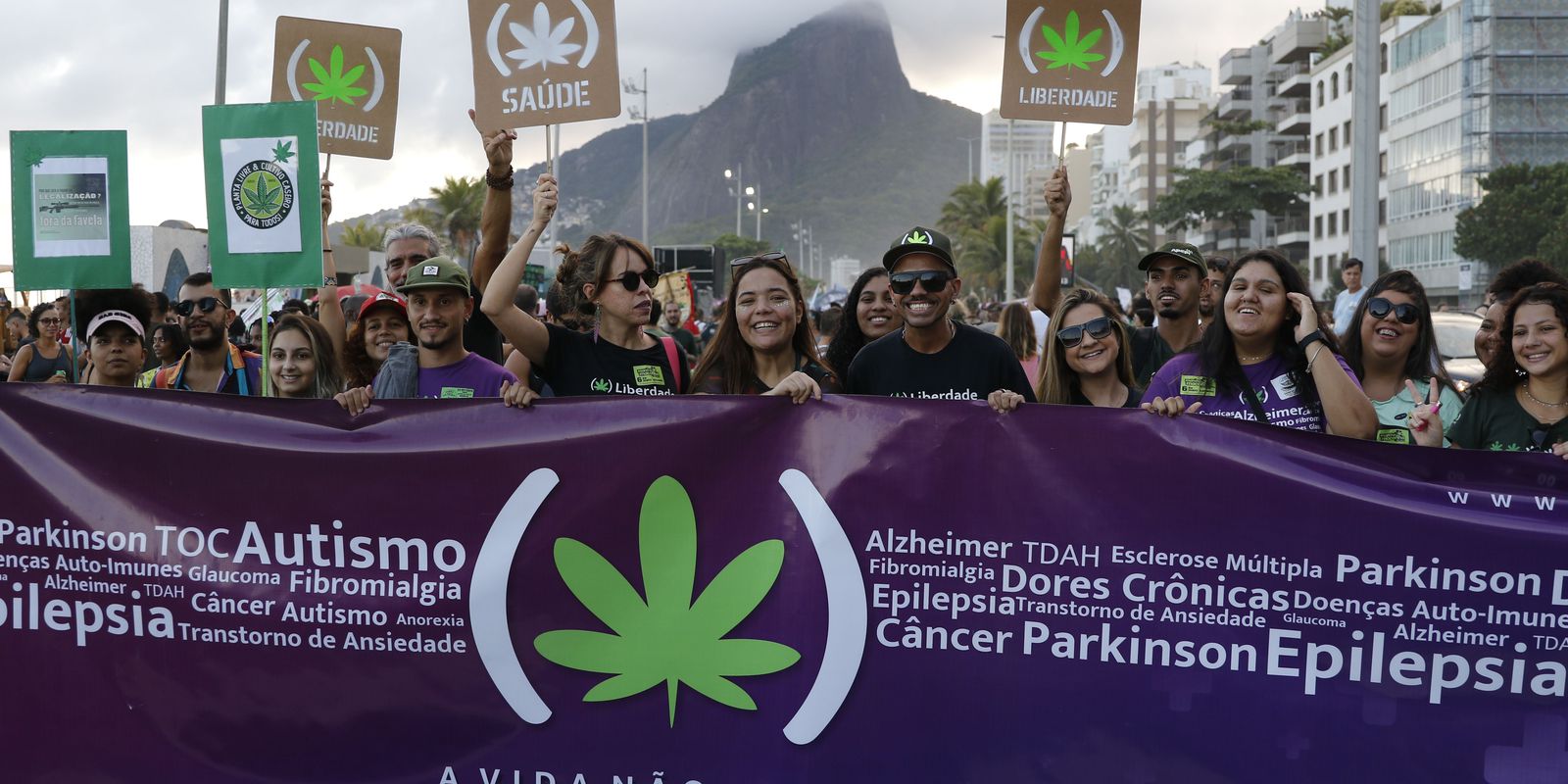 Marcha da Maconha no Rio defende legalização que inclua favelas Marcha da Maconha no Rio defende legalização que inclua favelas