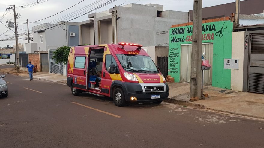 Homem bate a cabeça ao pular de bico em piscina no Bairro Siena