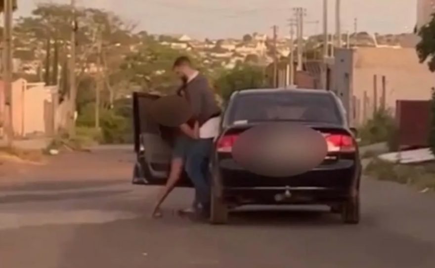 Homem é flagrado arrastando mulher pelos cabelos e forçando-a a entrar em carro