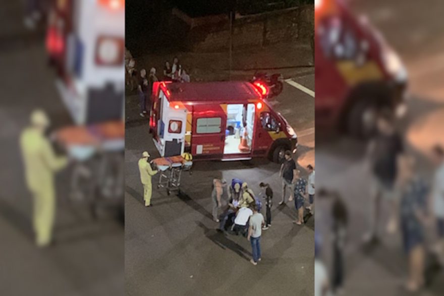 Motociclista sofre trauma em perna em acidente em que condutor de carro fugiu, no Centro de Cascavel