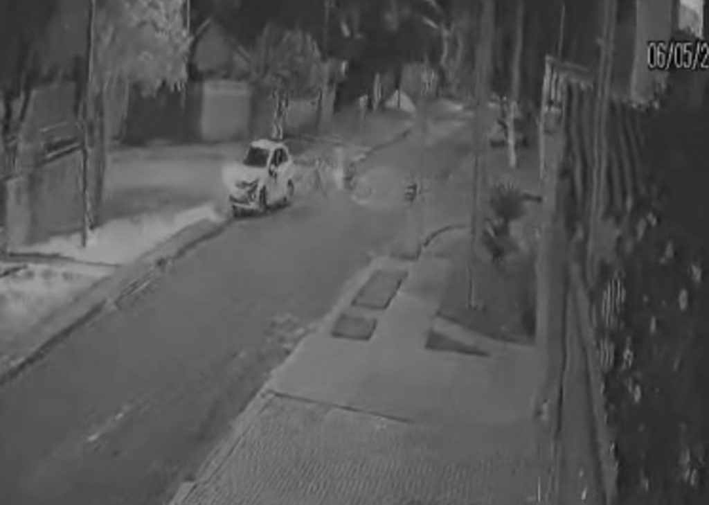 Câmera registra colisão entre carro e moto no bairro Alto Alegre