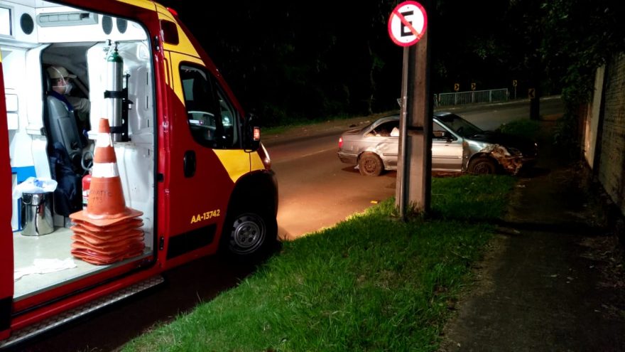 Motorista perde o controle da direção na curva e se envolve em acidente, no bairro Parque Verde