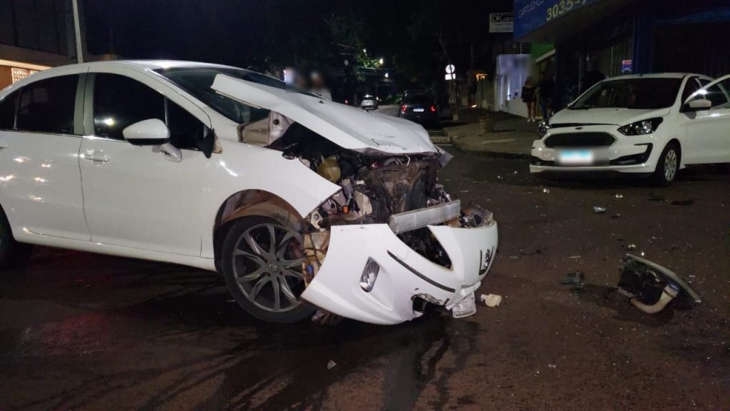 Peugeot 408 e Ford Ka se envolvem em forte colisão no centro