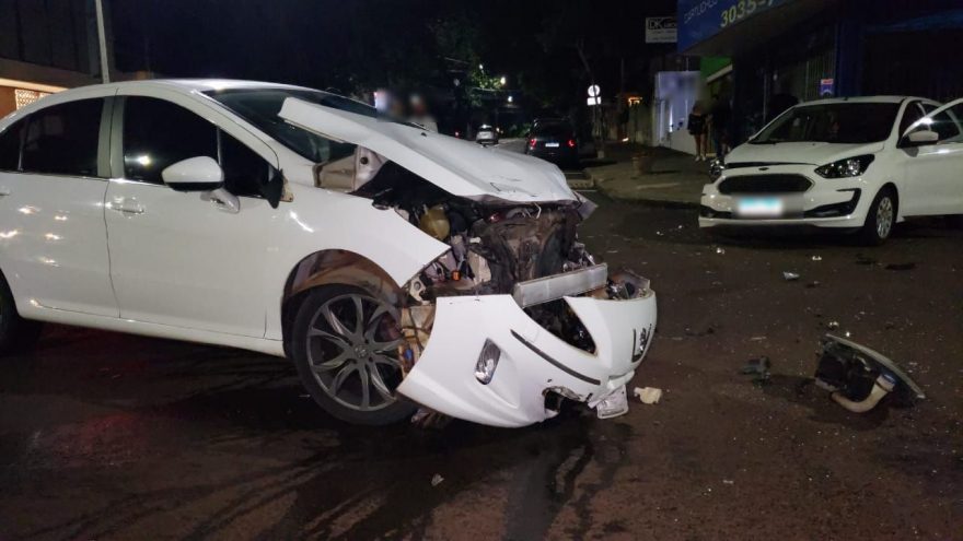 Peugeot 408 e Ford Ka se envolvem em forte colisão no centro