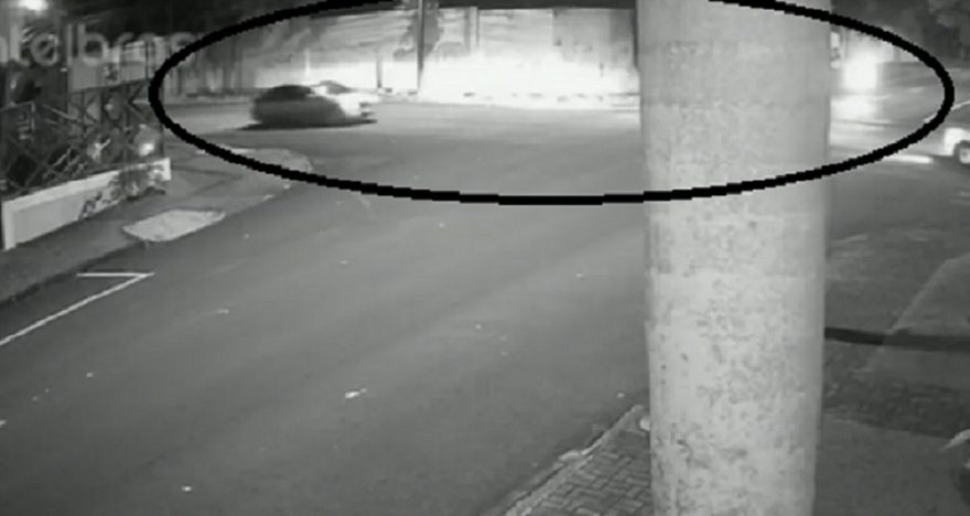 Câmera flagra momento em que Civic invade contramão e atinge motociclista