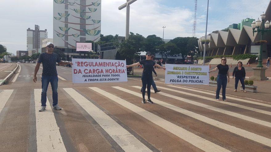 Policiais realizam manifestação pedindo pelo direito a folga e regulamentação da carga horária