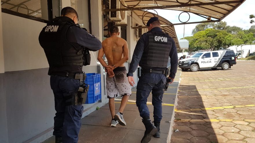 Homem com mandado de prisão em aberto por roubo é detido