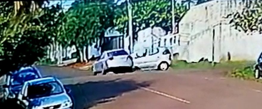 Câmera mostra acidente que deixou dois feridos no Bairro Floresta