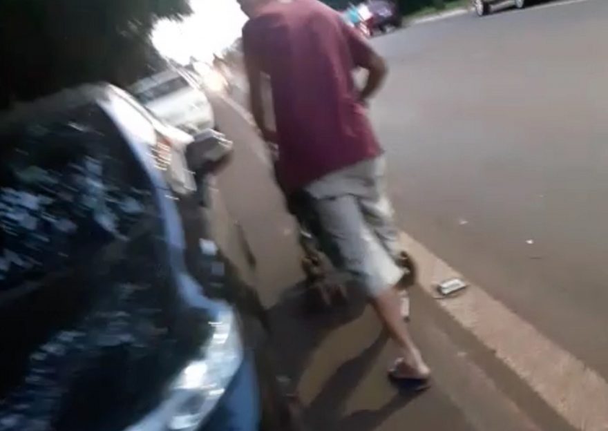 Internauta flagra veículos estacionados em ciclofaixa em Cascavel