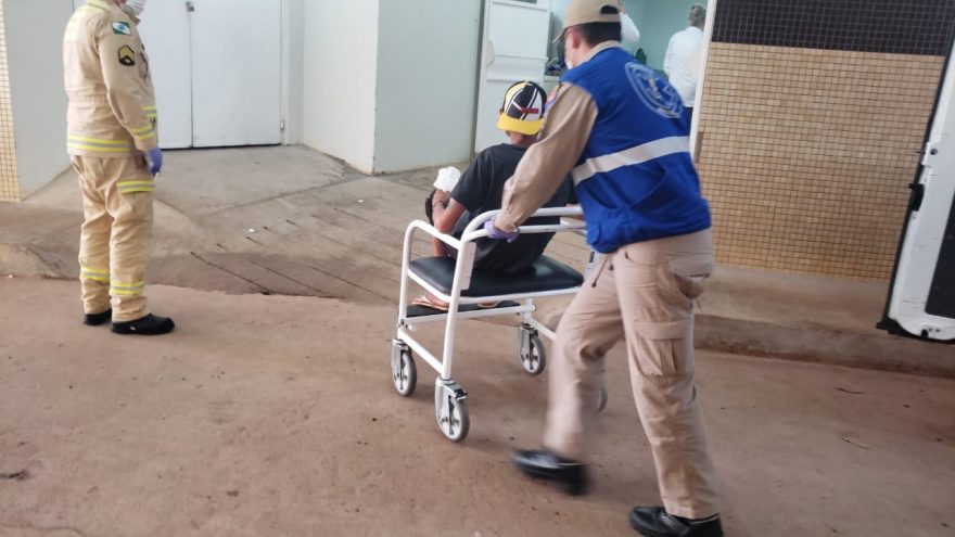 Homem, de 42 anos, tem lesões no braço após cair de escada