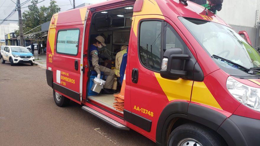 Homem bate a cabeça após sofrer queda na Rua Pio XII