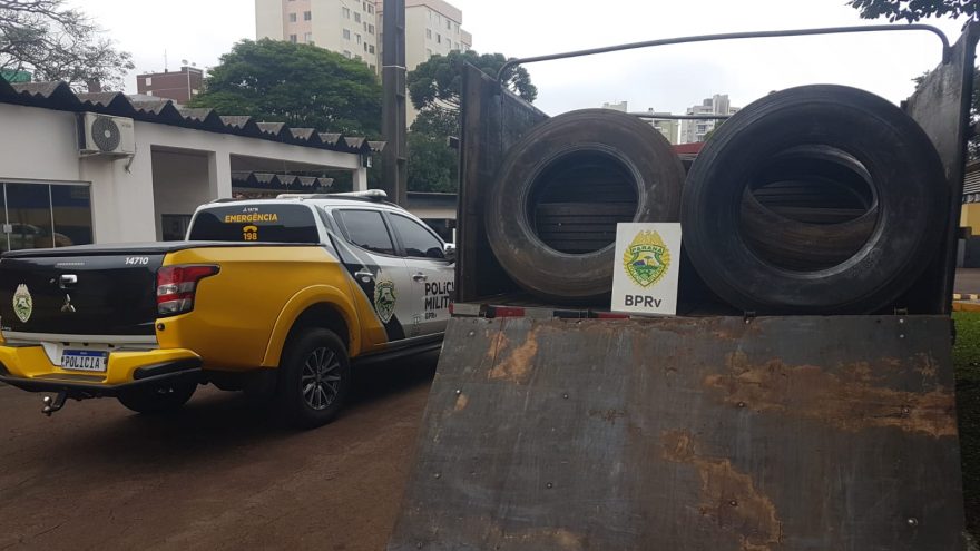 Caminhão carregado com pneus contrabandeados é apreendido pelo BPRv