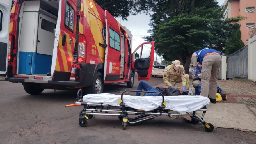Batida entre Palio e Biz deixa motociclista ferido na Rua Joaquim Távora