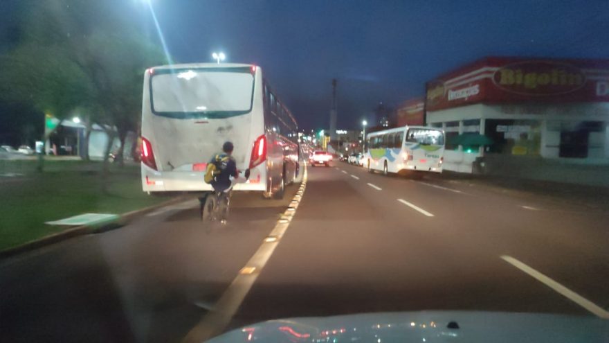 Internauta flagra ciclista pegando “carona” em ônibus de transporte coletivo em Cascavel